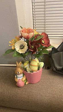 Dekorácie - Veľkonočný kvetináč so zajacom a umelými kvetmi - 16446154_