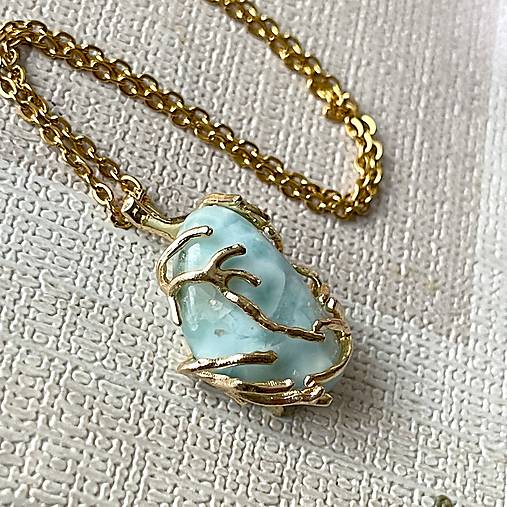 Náhrdelníky - Larimar Gold Pendant / Prívesok s larimarom v zlatej farbe E026 - 16449733_