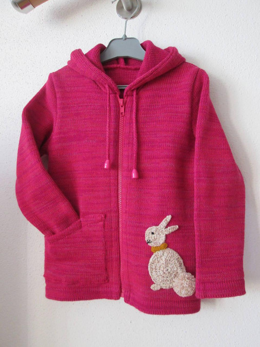 Detský svetrík - malinový so zajacom