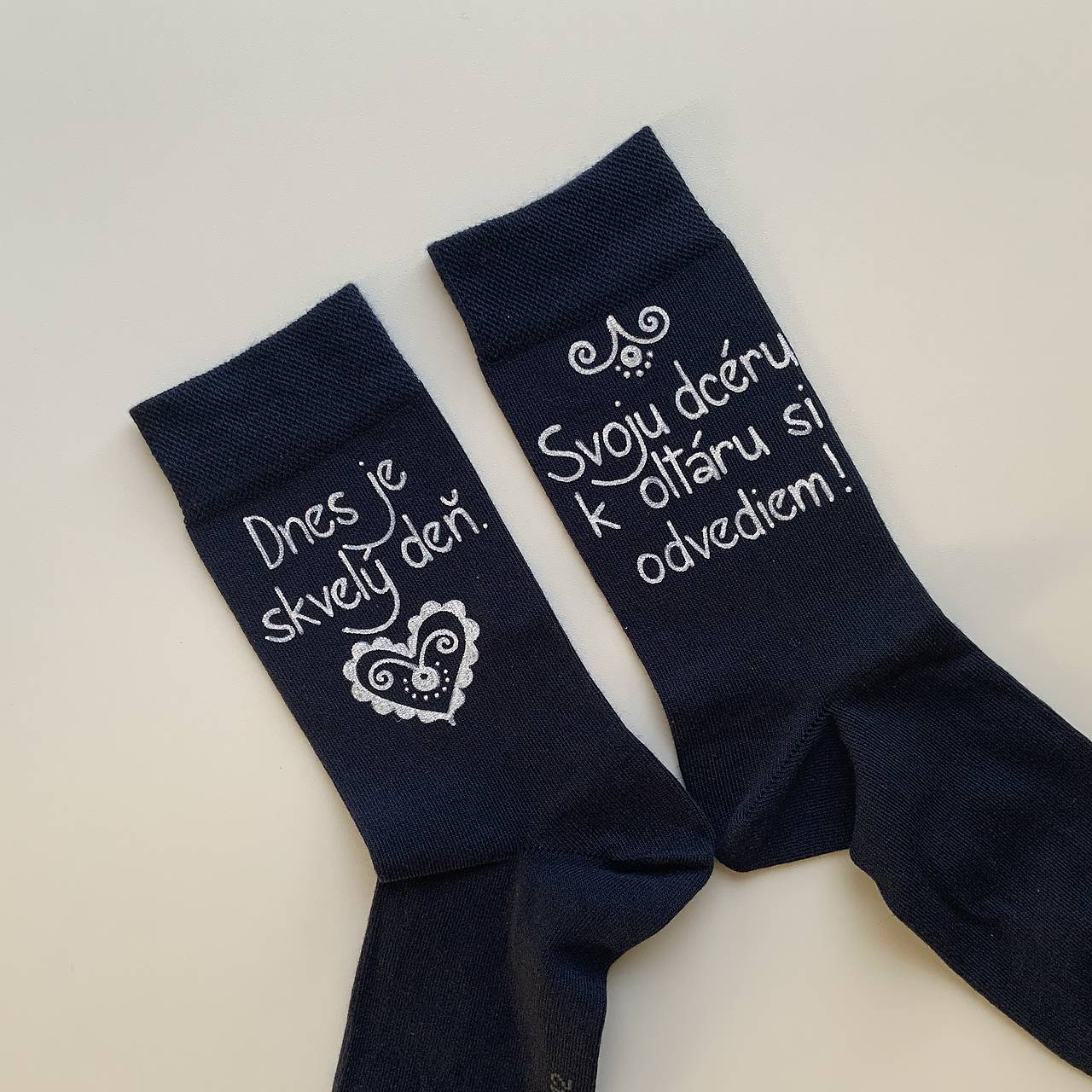 Maľované ponožky pre otca ženícha / nevesty (ocka nevesty tmavomodré s maľbou nad členkom)