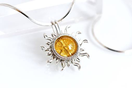 Náhrdelníky - Strieborný prívesok "slniečko" s Citrínom na striebornej retiazke.  - 16451016_