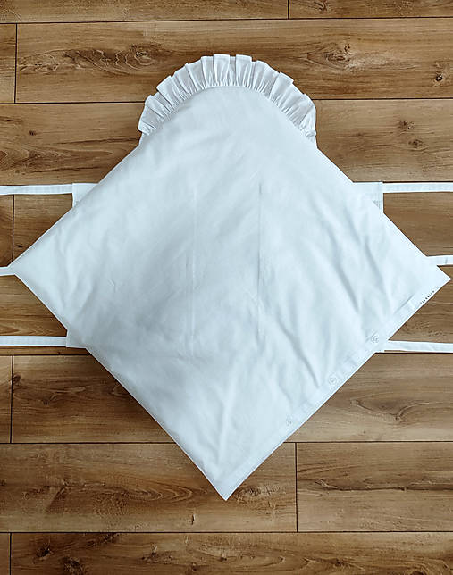 Detský textil -  Biela šnurovacia zavinovačka s jedným volánom vhodná na každý deň - A1 (Obliečka + vnútorná výplň z umelého vlákna 200g) - 16450876_