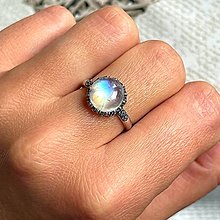 Prstene - Filigree Rainbow Moonstone Ag925 Silver Ring  / Strieborný filigránový prsteň s mesačným kameňom E026 - 16455961_