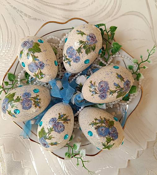 Vajíčka s modrými ružičkami a perličkami