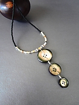 Náhrdelníky - Korálkový amazonitový náhrdelník s príveskom z troch recyklovaných vintage gombíkov - 16456492_