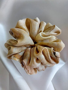 Brošne - Hodvábna brošnička s korálkou uprostred-"Kvet s vôňou bielej kávy" - 16459515_