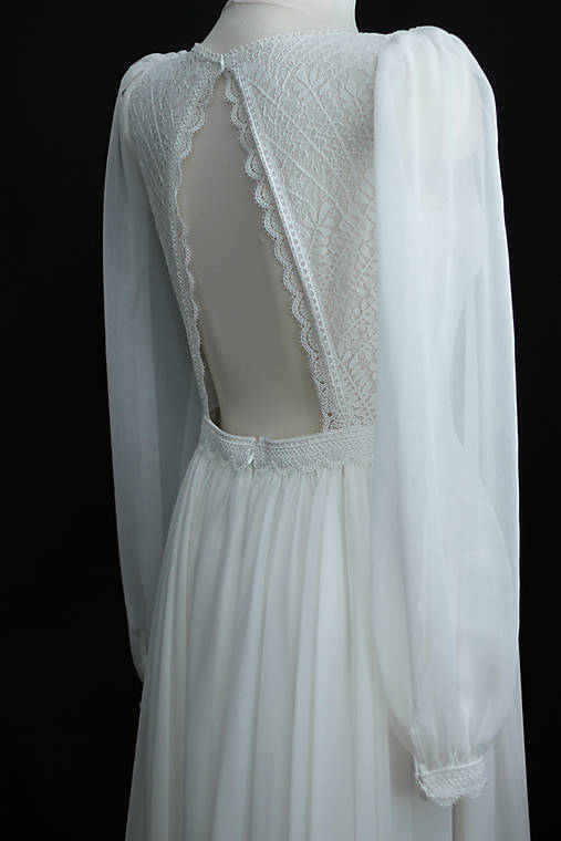 Svadobné šaty s holým chrbátom a dlhým šifónovým rukávom