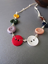 Náhrdelníky - Pestrofarebný náhrdelník z recyklovaných  vintage a novších gombikov na konopnom špagáte - 16459215_