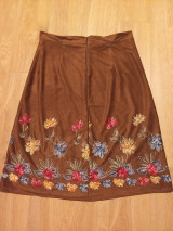 Sukne - Darček ku dňu matiek - sukňa hnedá z umelej jelenice (imitácia kože), vyšívanej kvetinami - 16461292_