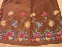 Sukne - Darček ku dňu matiek - sukňa hnedá z umelej jelenice (imitácia kože), vyšívanej kvetinami - 16461294_