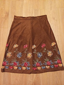 Sukne - Sukňa hnedá z umelej jelenice (imitácia kože), vyšívanej kvetinami (Hnedá) - 16461293_