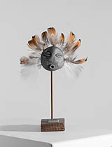 Sochy - Mask #M02 | Maska s pierkami, etno dekorácia, drevený stojan - 16460333_