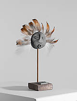 Sochy - Mask #M02 | Maska s pierkami, etno dekorácia, drevený stojan - 16460365_