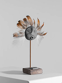 Sochy - Mask #M02 | Maska s pierkami, etno dekorácia, drevený stojan - 16460365_