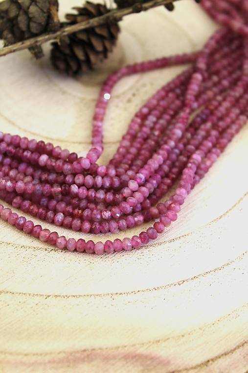 Minerály - turmalín rubelit korálky 3x4mm - brúsené - 16463536_