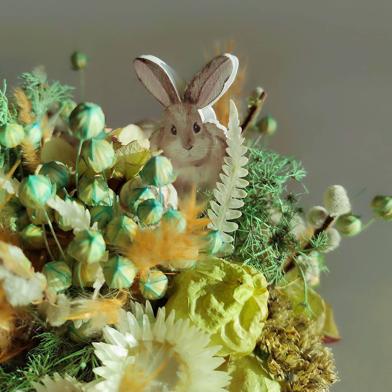 Jarný aranžmán zo sušených kvetov v miske zo skla so zajačikom
