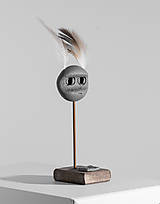 Sochy - Mask #M04 | Maska s pierkami, etno dekorácia, drevený stojan - 16461806_