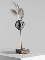 Sochy - Mask #M07 | Maska s pierkami, etno dekorácia, drevený stojan - 16461959_