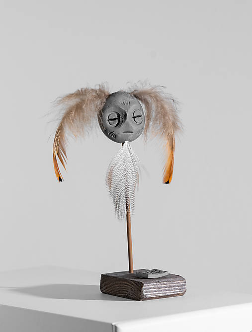 Sochy - Mask #M03 | Maska s pierkami, etno dekorácia, drevený stojan - 16461783_
