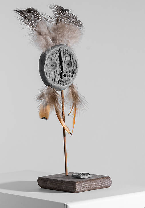 Sochy - Mask #M06 | Maska s pierkami, etno dekorácia, drevený stojan - 16461857_