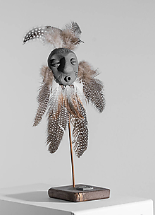 Sochy - Mask #M05 | Maska s pierkami, etno dekorácia, drevený stojan - 16461836_