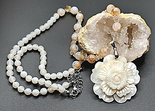 Náhrdelníky - Dlhší náhrdelník s perleťovým kvetom - 16465042_