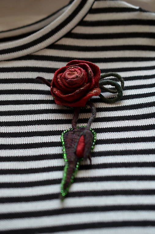 Brošňa červená ruža