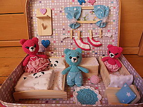 Hračky - Rodinka háčkovaných medvedíkov v domčeku/veľkom kufríku s dreveným nábytkom - 16465153_