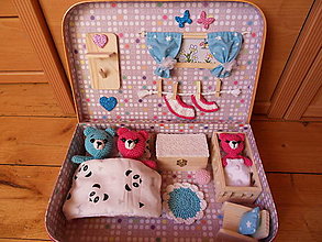 Hračky - Rodinka háčkovaných medvedíkov v domčeku/veľkom kufríku s dreveným nábytkom - 16465173_