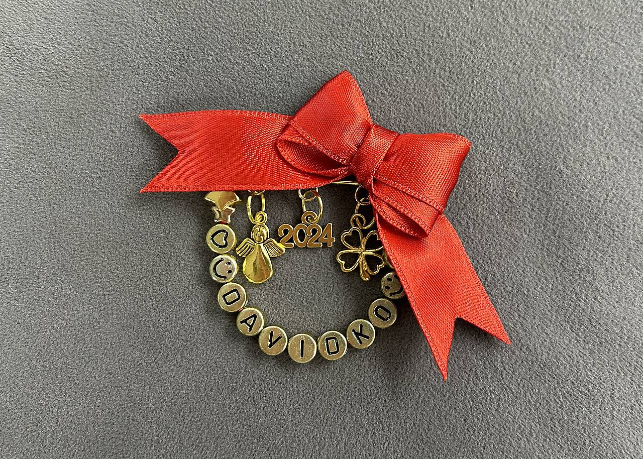 Mašlička proti urieknutiu na kočík/vajíčko s anjelikom, štvorlístkom, rokom a menom