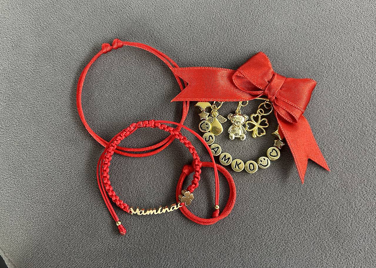 Set proti urieknutiu pre rodinku - mašlička na kočík/vajíčko s macíkom, anjelikom štvorlístkom a menom + 3x náramok