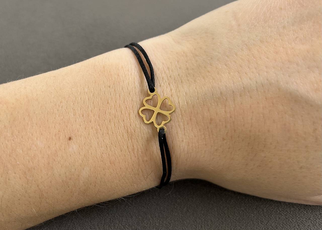 Jednoduchý saténový náramok so zlatým štvorlístkom z chirurgickej ocele pre šťastie