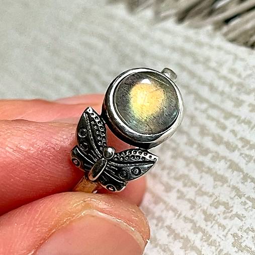 Rainbow Labradorite AG925 Filigree Butterfly Ring / Filigránový prsteň s labradoritom strieborný AG925 E027