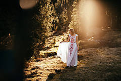 Šaty - Ľanové svadobné šaty s červenou výšivkou - 16469590_