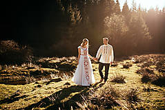 Šaty - Ľanové svadobné šaty s červenou výšivkou - 16469595_