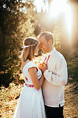 Šaty - Ľanové svadobné šaty s červenou výšivkou - 16469653_