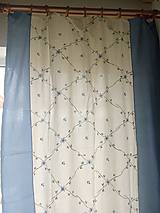 Úžitkový textil - Darček ku dňu matiek - dekoračný záves bielo - modrý s kvetinami - 16468144_