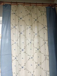 Úžitkový textil - Darček ku dňu matiek - dekoračný záves bielo - modrý s kvetinami - 16468144_