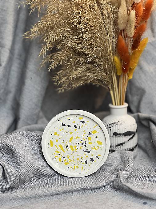 Úložné priestory & Organizácia - Okrúhly univerzálny sadrový stojan na sviečky, dekorácie, dekorácie v technike Terrazzo - žlto-čierny✨ - 16468310_