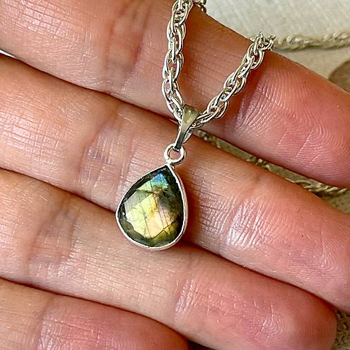 Teardrop Labradorite Pendant / Jemný prívesok s labradoritom - slza E027 (č.1)