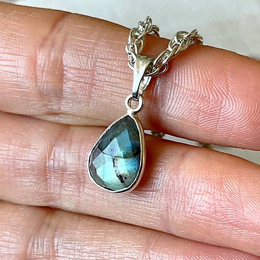 Teardrop Labradorite Pendant / Jemný prívesok s labradoritom - slza E027 (č.2)