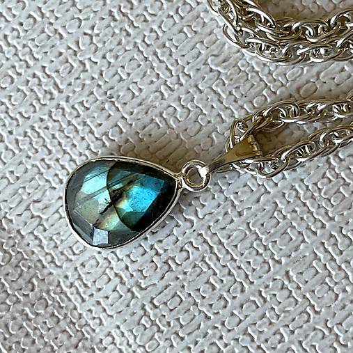 Teardrop Labradorite Pendant / Jemný prívesok s labradoritom - slza E027 (č.2)