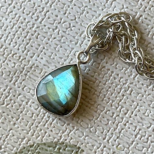 Teardrop Labradorite Pendant / Jemný prívesok s labradoritom - slza E027 (č.3)