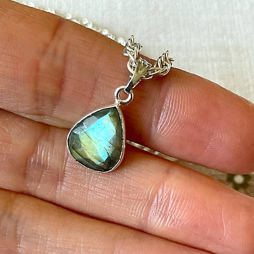 Teardrop Labradorite Pendant / Jemný prívesok s labradoritom - slza E027 (č.3)