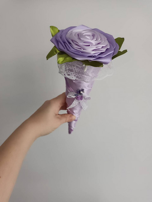 Fialová ruža vo fialovom kornútku