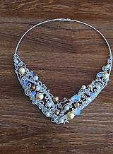 Náhrdelníky - Loriel - náhrdelník s perlami a korálkami - 16475921_