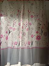 Úžitkový textil - Darček ku dňu matiek - de mikoračný záves ružovo - biely s kvetinami - 16475864_
