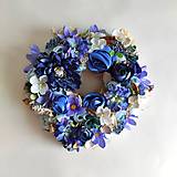 Dekorácie - modrý veniec na dvere z textilných kvetov a sušených plodov - 16479818_