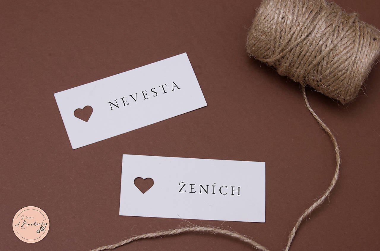 Svadobná menovka s výrezom srdiečka