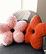 Úžitkový textil - Háčkovaný fluffy vankúš - jarné kvietky (Oranžová) - 16482977_